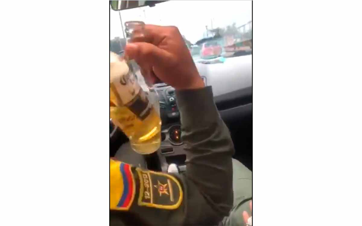 Polémico video de 3 policías bebiendo en carro