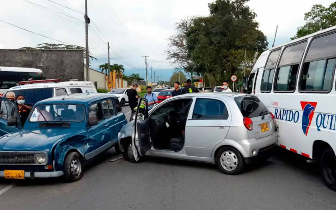 Accidente múltiple en la vía Armenia-Montenegro