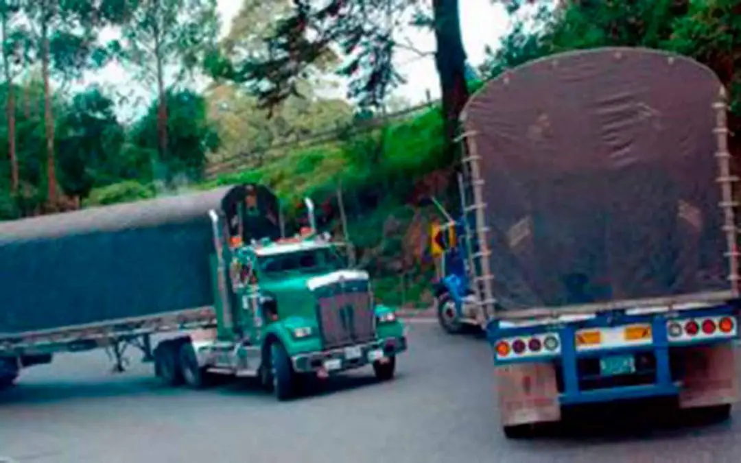 Camioneros bloquearían carreteras por cobro de peaje en La Línea durante cierres
