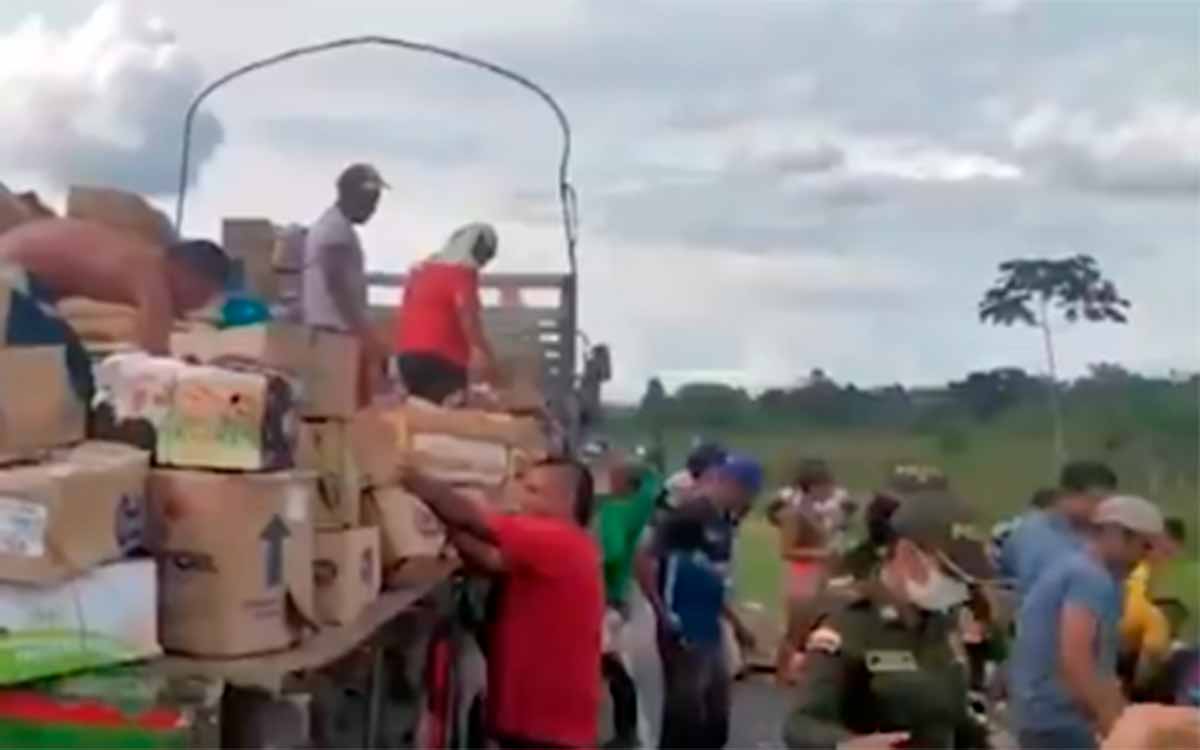Video camión de frutas se volcó y la comunidad ayudó a recuperar la mercancía