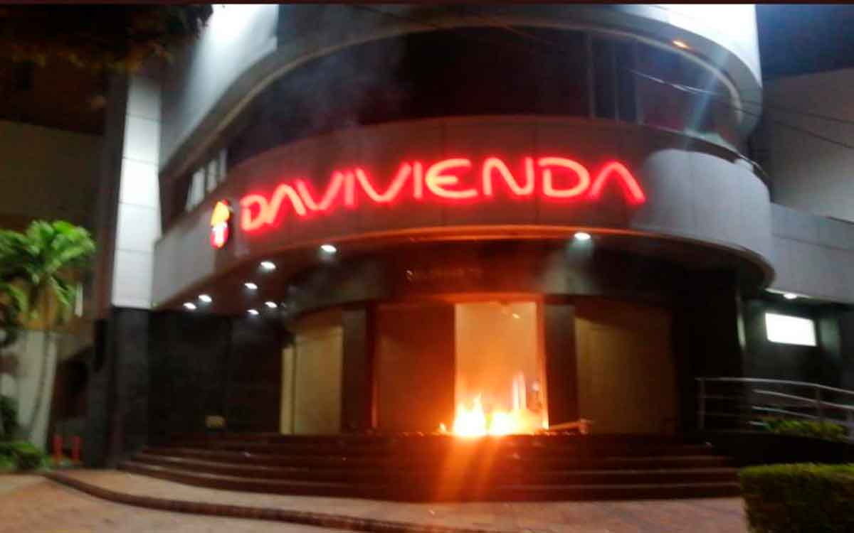 Suspicacia por incendio de Davivienda en Bucaramanga. Señalan a policías de estar adentro del banco antes de conflagración