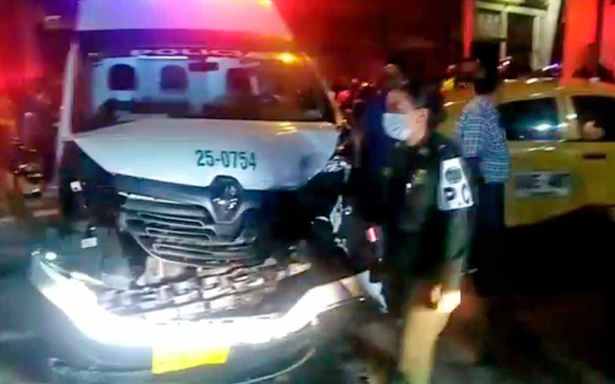 7 lesionados en accidente múltiple que involucró patrulla de la Policía en Armenia