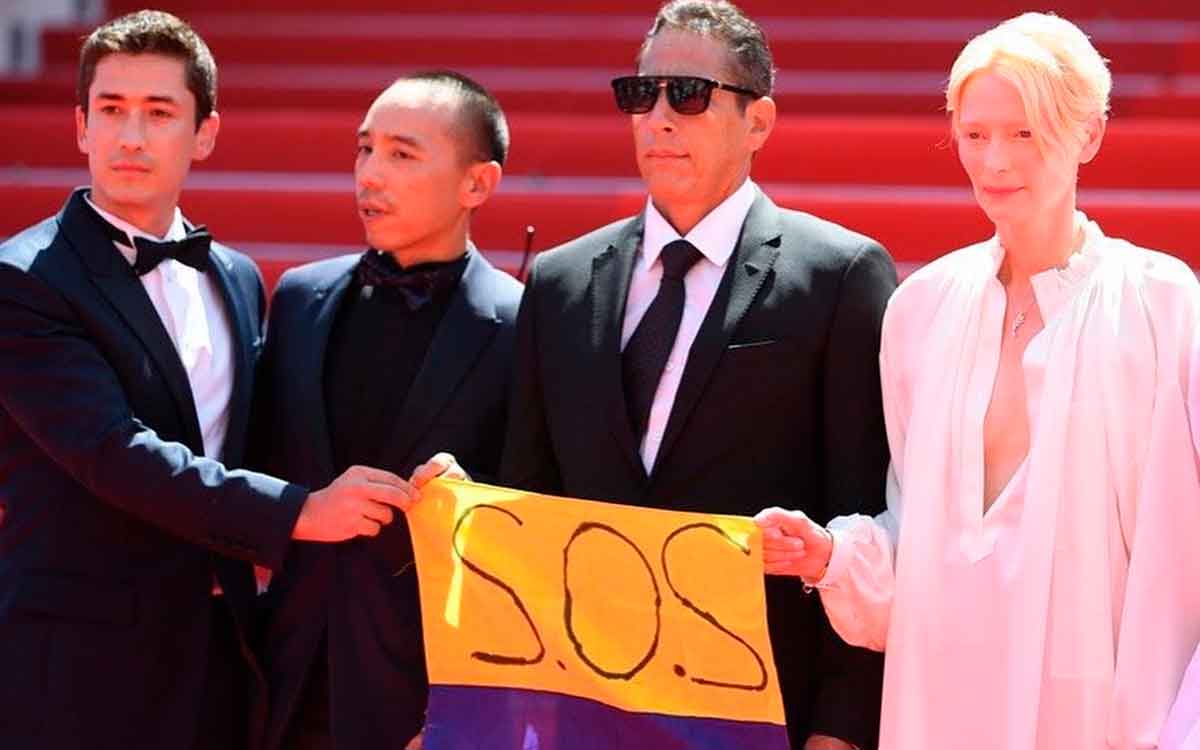 Actores de 'Memoria' película rodada en Pijao, sostuvieron bandera de SOS Colombia en Festival de Cannes