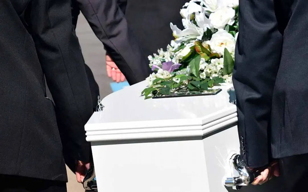 Funeral ataud blanco