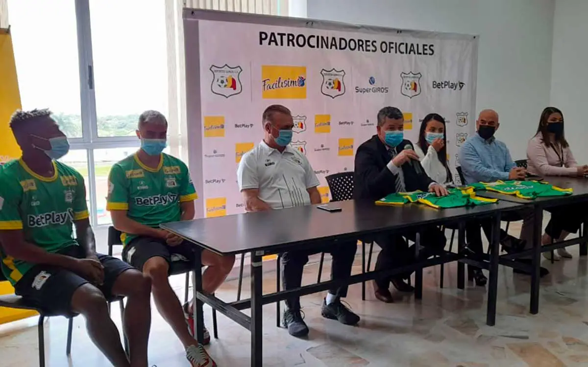 Deportes Quindío presentó oficialmente su nueva camiseta con patrocinio. Periodistas pidieron más espacios con el equipo