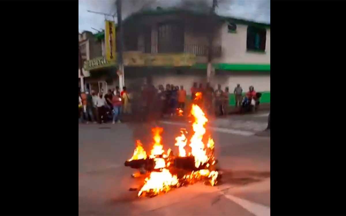 En La Tebaida sujeto quemó su moto en un operativo de tránsito