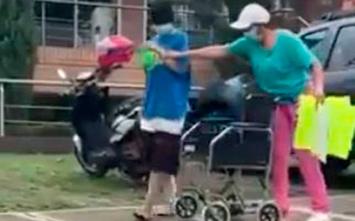 Mujer utiliza a su hija como falsa discapacitada para pedir limosna
