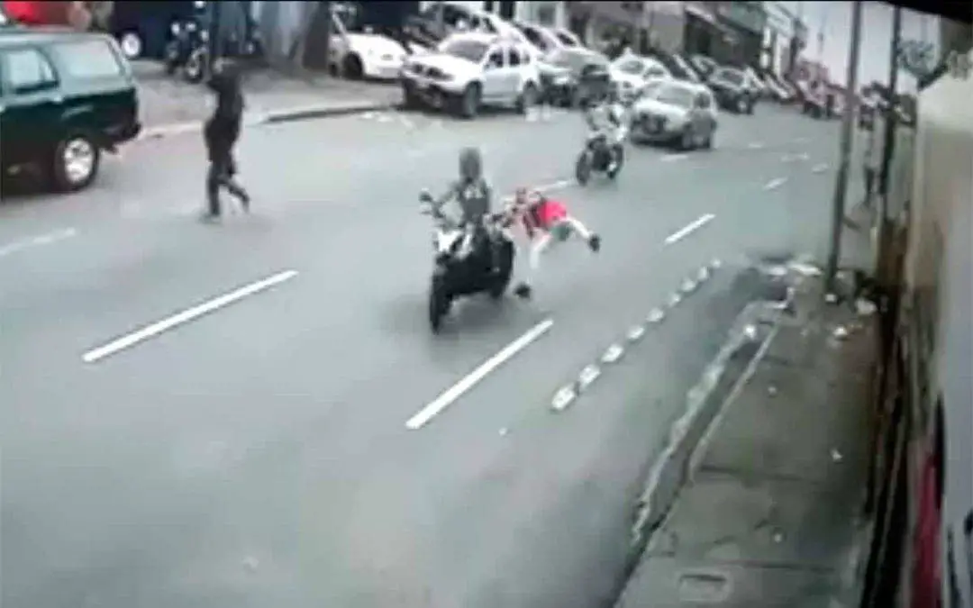 accidente de motociclista que arrolla a peatón en Armenia