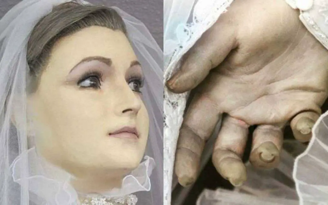 Mujer fue convertida en maniquí después de morir
