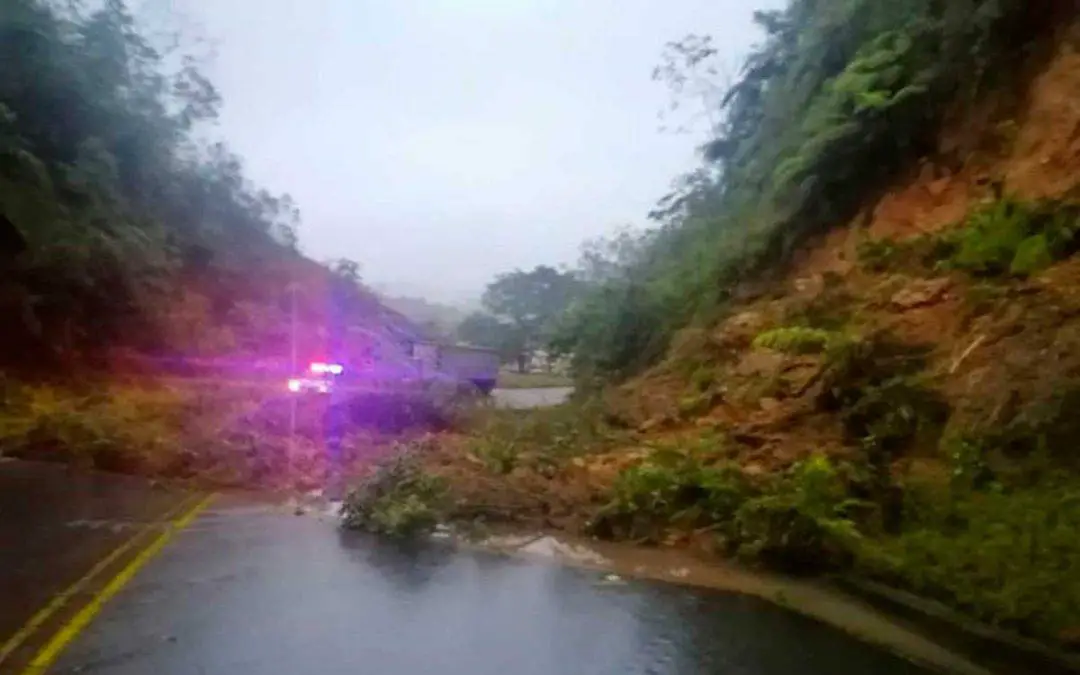 Cerrada totalmente vía Chagualá por derrumbe