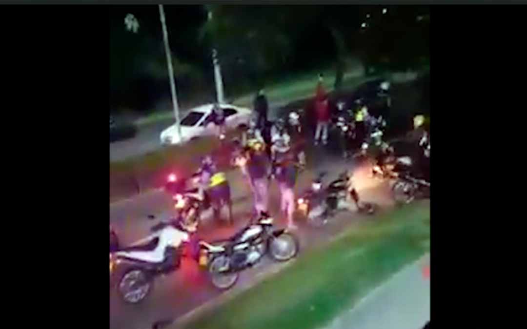 En video: Agentes del Setta presuntamente agreden a motociclista en el piso