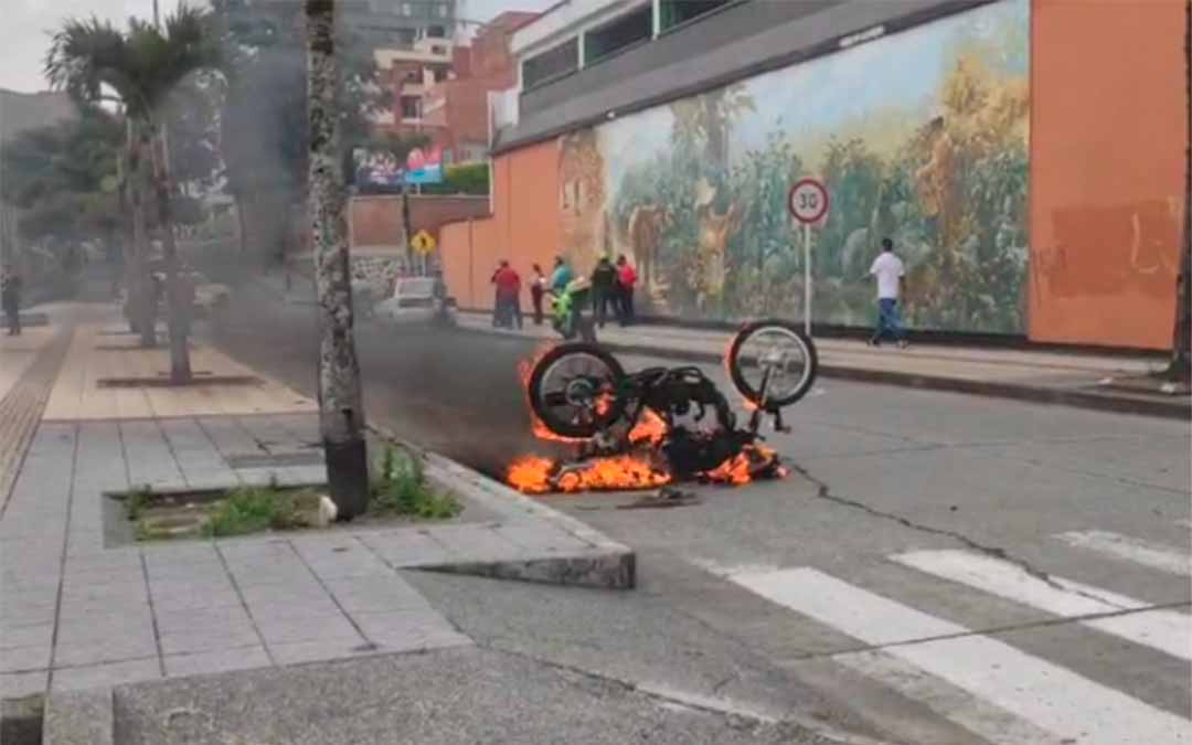 En Armenia la ciudadanía incendió moto a dos presuntos ladrones