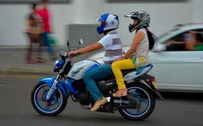 Motociclistas: conozcan todo sobre la ley que permite no llevar la placa en el casco