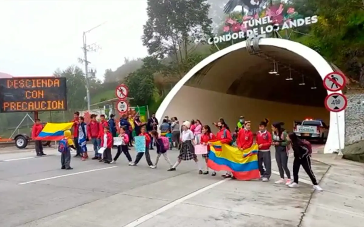 Niños y padres de escuela San Rafael en Calarcá, cerraron vía La Línea