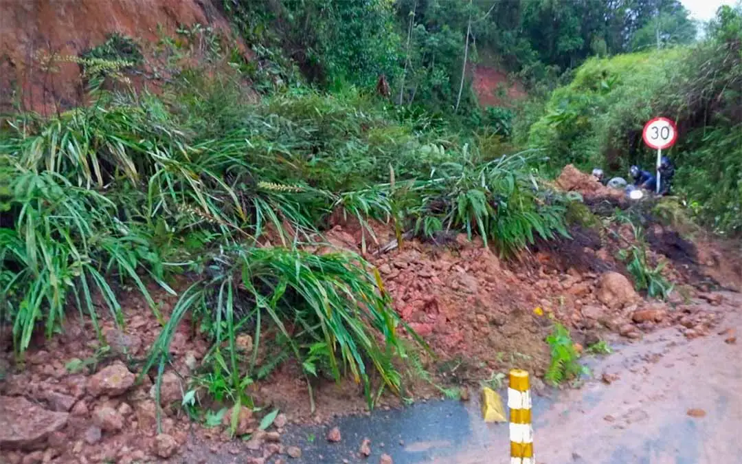 Derrumbes en diferentes vía y emergencias en todo el Quindío por fuertes lluvias