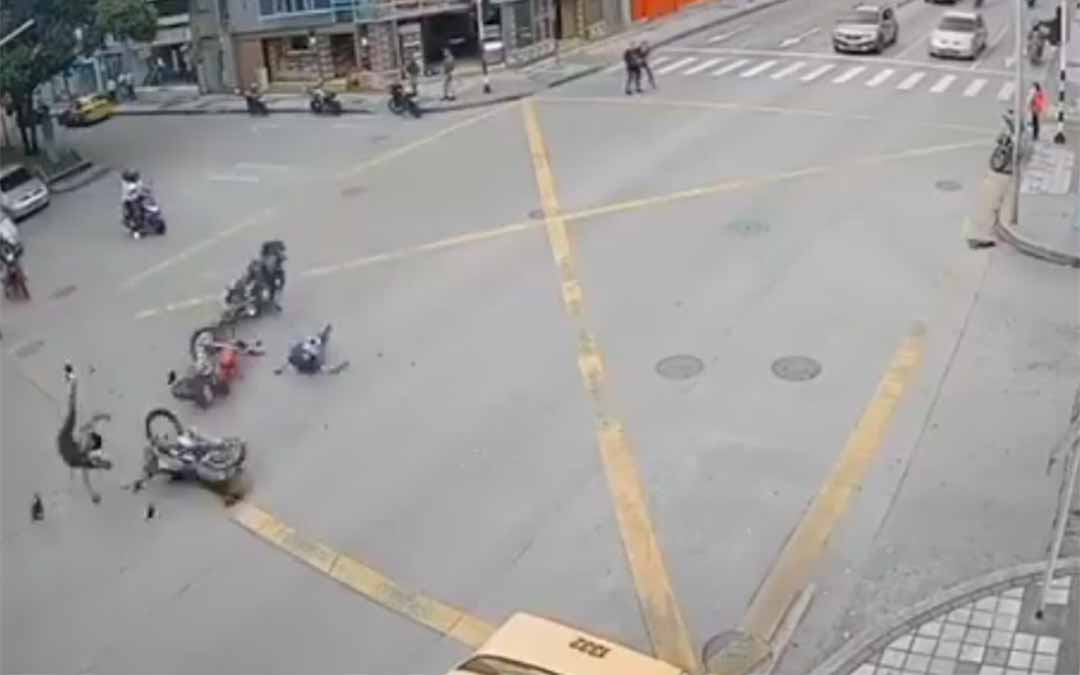 Fuerte choque de 3 motos en el centro de Armenia