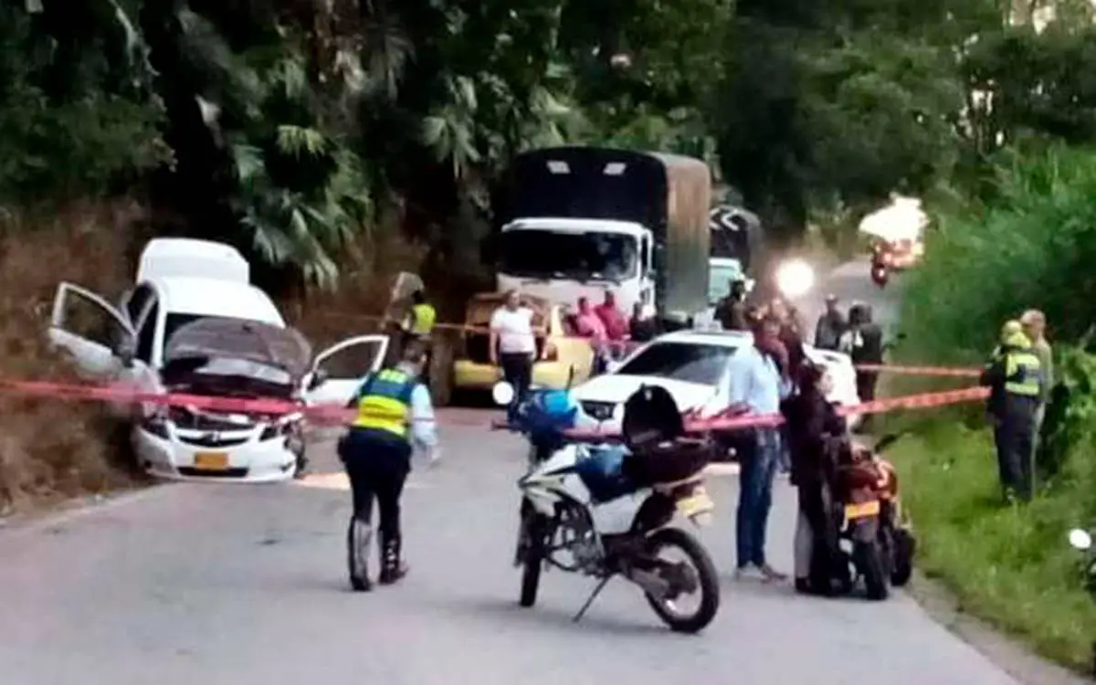 3 heridos en accidente entre vehículo de enseñanza y particular vía Armenia - Pueblo Tapao