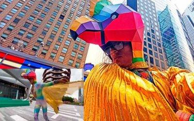 Un quindiano recorre las calles de Nueva York con su cóndor de colores
