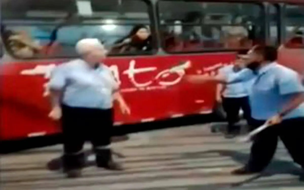A machete se enfrentaron conductores de bus urbano en Armenia