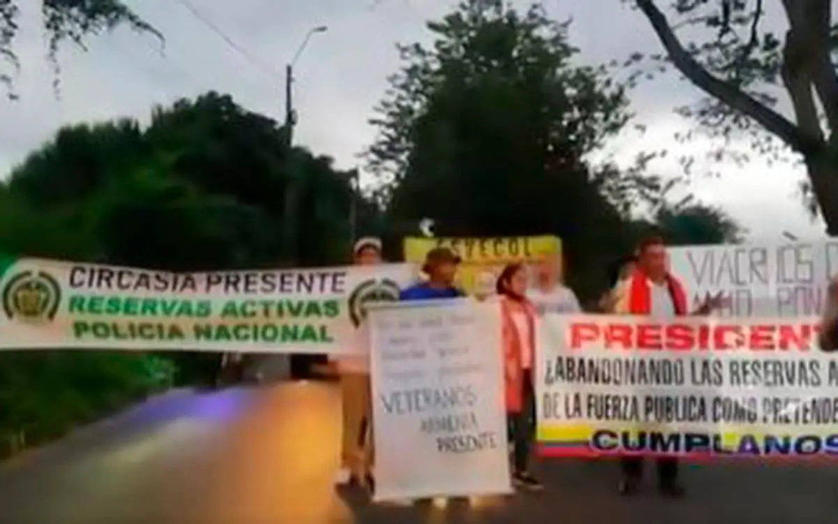 Expolicías y exsoldados bloquearon la vía al aeropuerto El Edén