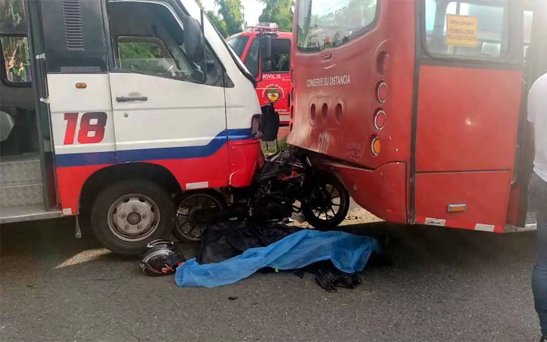 motociclista murió atrapado entre dos buses
