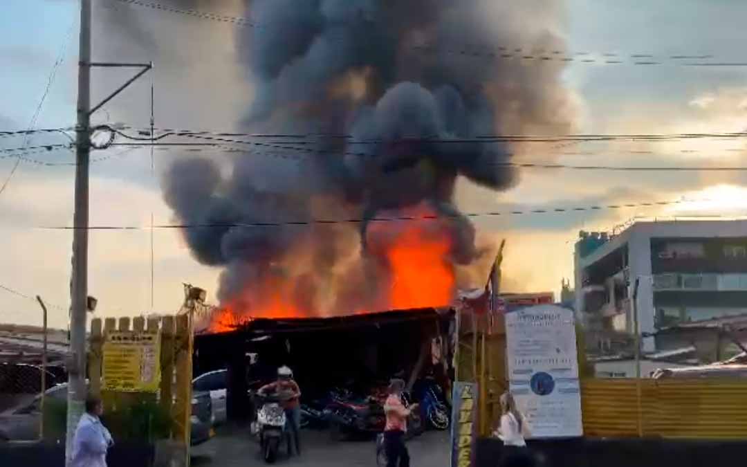 Fuerte incendio en el barrio Guayaquil de Armenia