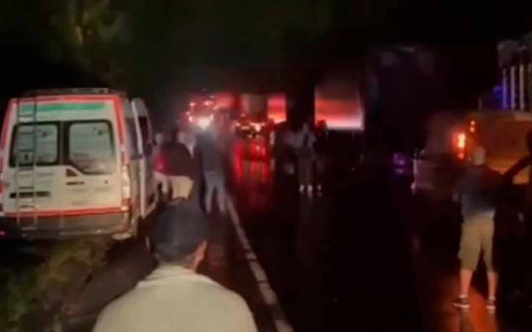 2 muertos y 15 heridos tras fatal accidente entre bus y tractomula en vía La Tebaida – La Paila