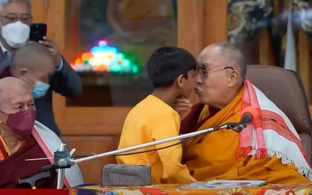 Dalai Lama besó a niño