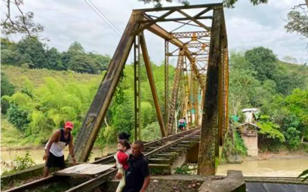 arriesgan sus vidas por vía férrea tras caída de puente El Alambrado