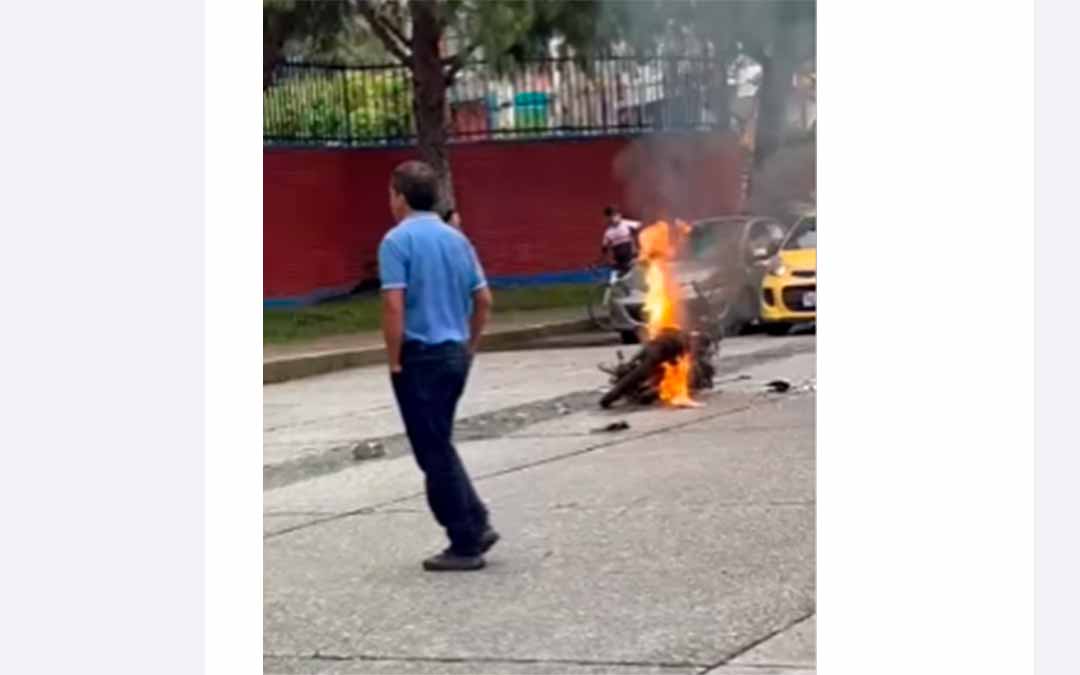 Le quemaron la moto a ladrón en el norte de Armenia