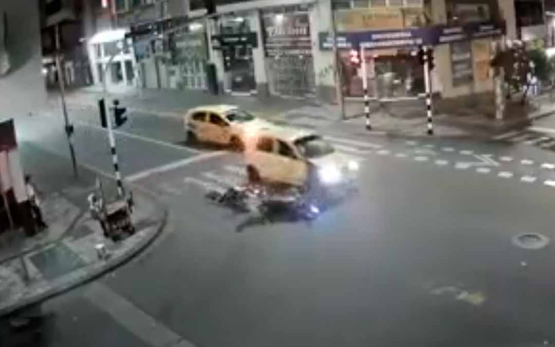motociclista arrollado por taxi en Armenia