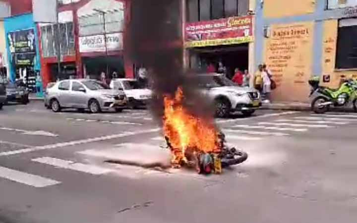 Riña entre mototaxistas terminó con moto quemada en pleno centro de Armenia