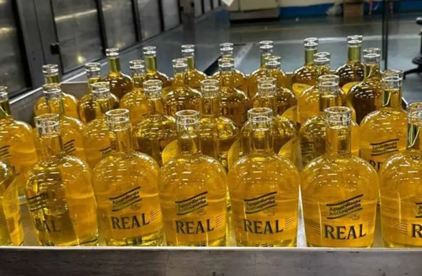 botellas de Aguardiente Real Amarillo