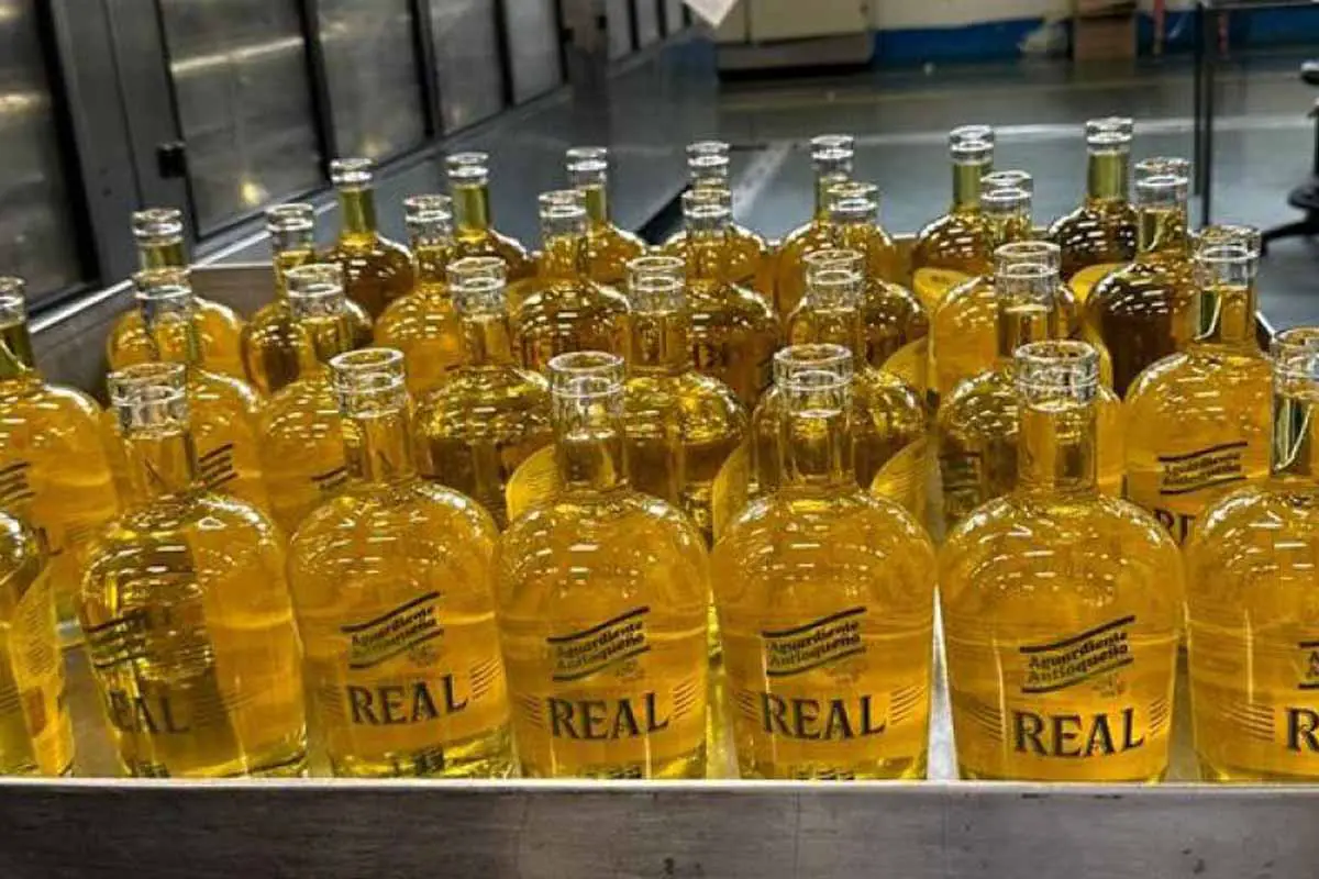 botellas de Aguardiente Real Amarillo