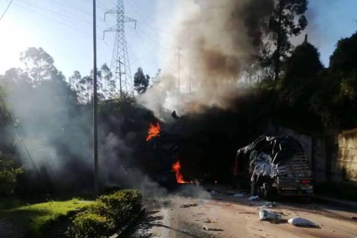 Fallece conductor acompañante vehículo incinerado