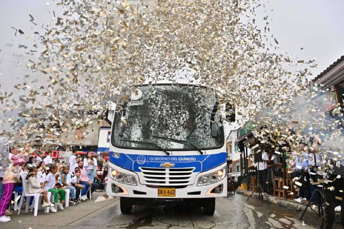 Gobernación Quindío entrega buses municipios