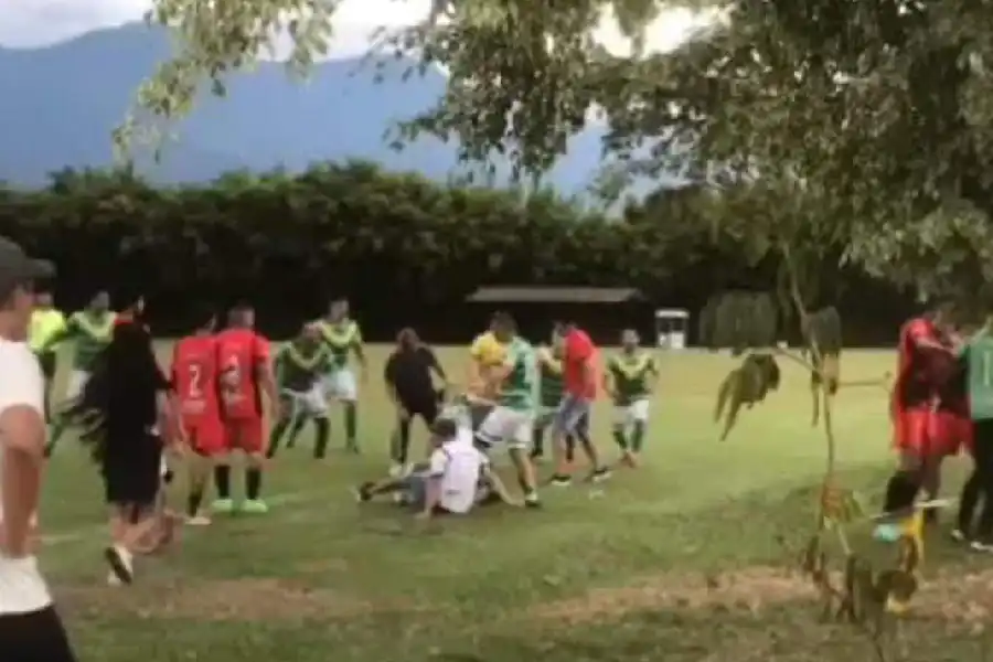 fuerte pelea en torneo de fútbol