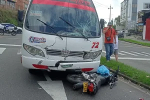 Paramédicos dejaron tirado a un motociclista en Armenia