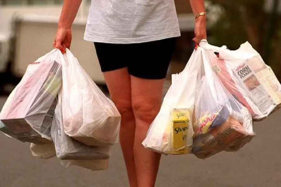 Prohibir bolsas plásticas hace que se usen más