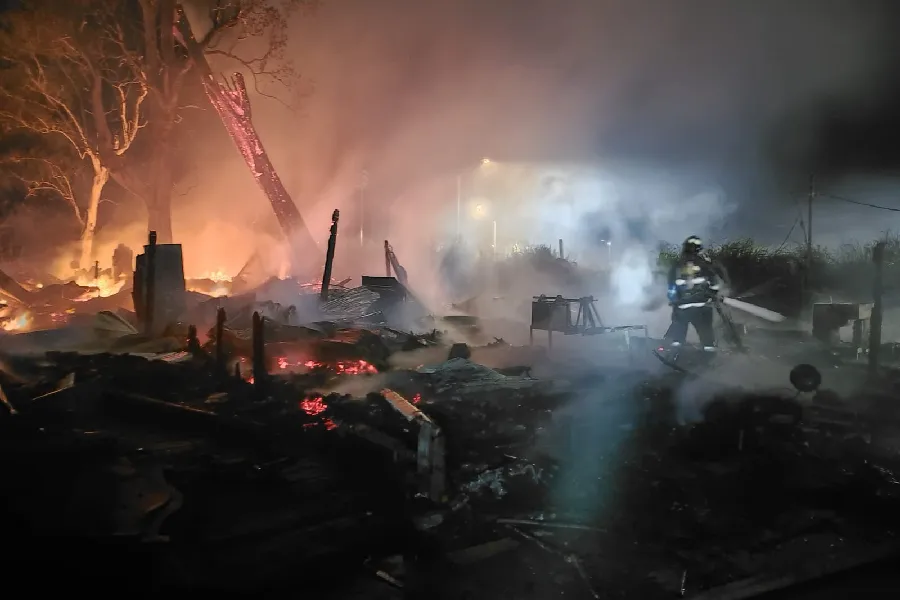 incendio consumió fábrica de muebles