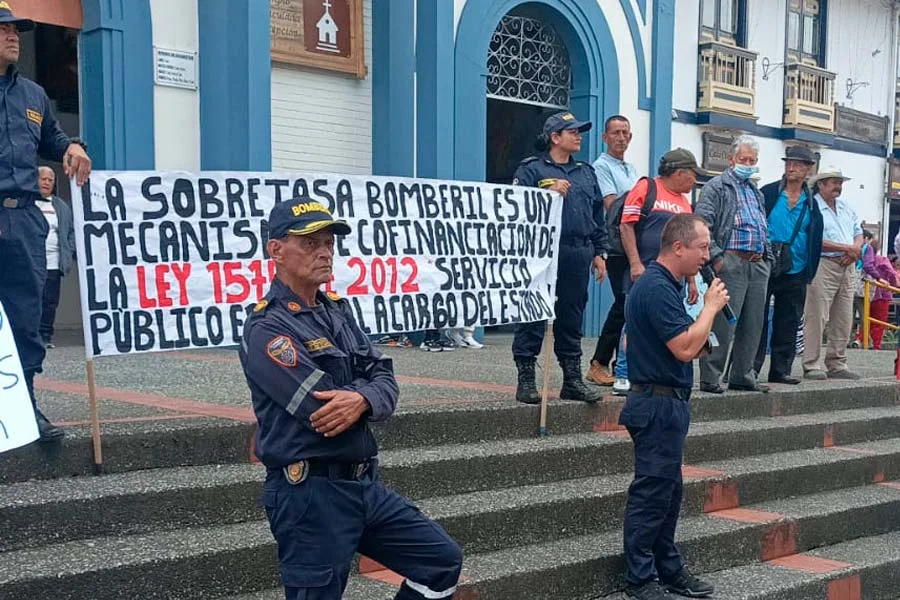 Bomberos de todo el Quindío protestaron