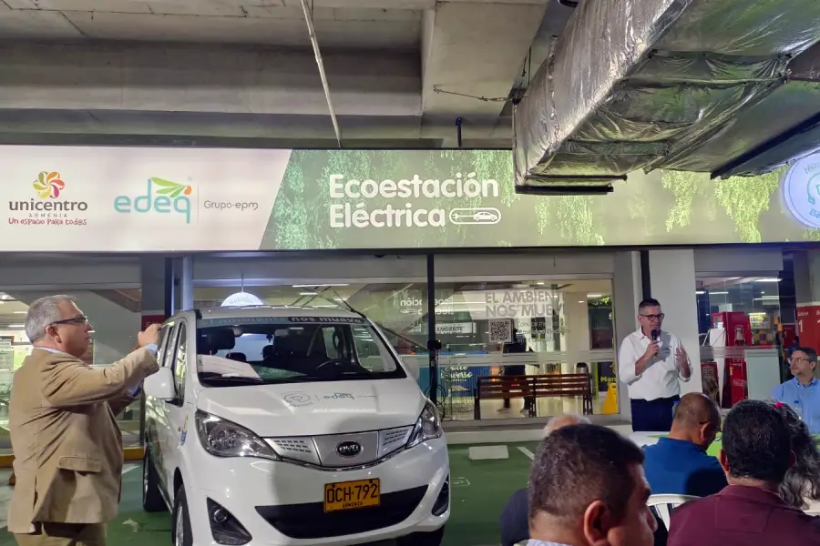 eco estación de carga de vehículos eléctricos en Unicentro